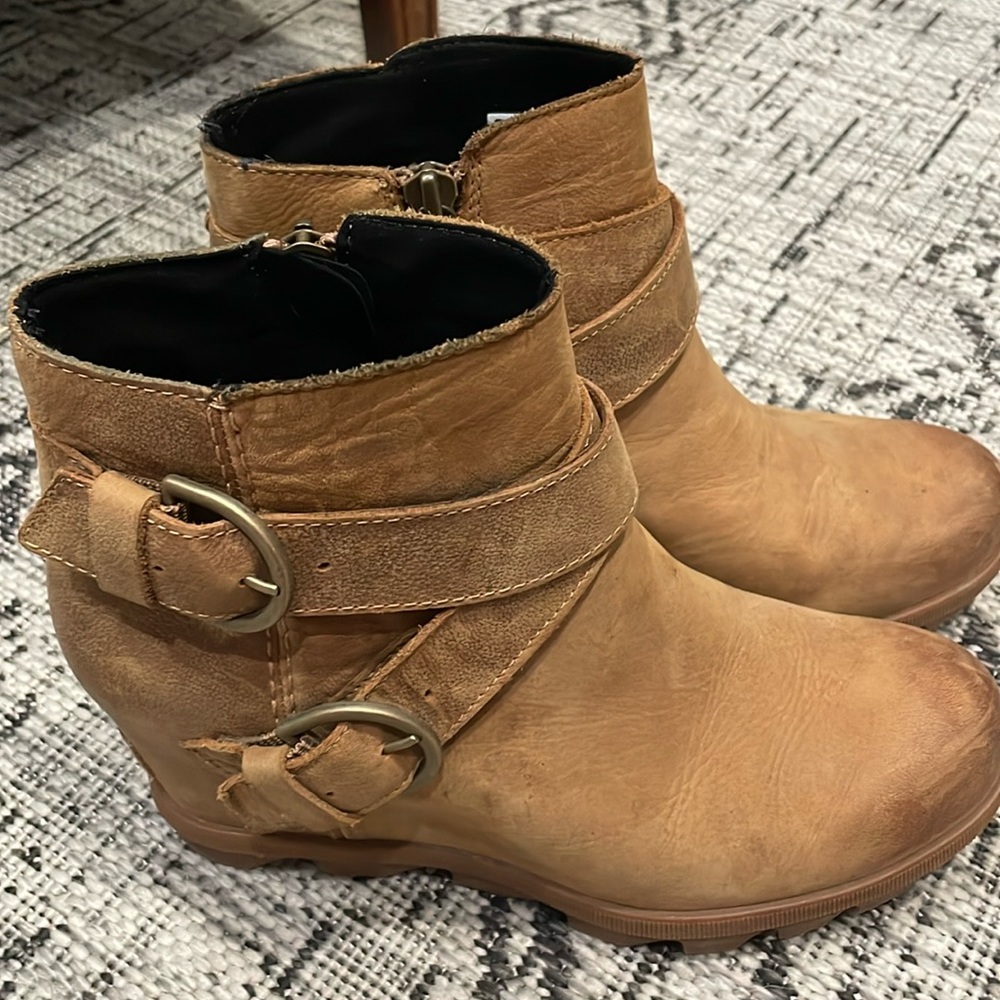 EUC Sorel Joan of Arctic Wedge bootie Size 8/39 Tan
